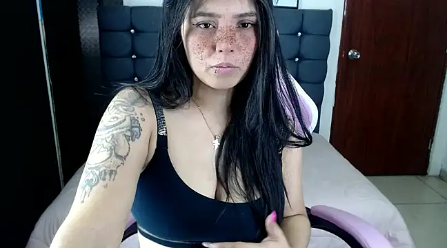 Snapshot of sarah_moon2 chatting on February 2025 02:59:02 PM sarah moon2 online show from February 2025 02:59:02 PM