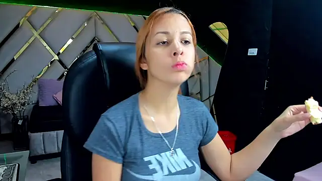 Paris Petit online show from February 2026 07:57:02 PM