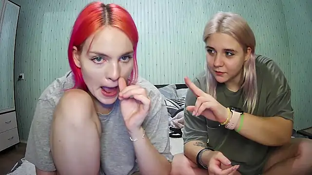Snapshot of ChrisGirls chatting on December 2024 04:27:02 PM ChrisGirls online show from December 2024 04:27:02 PM
