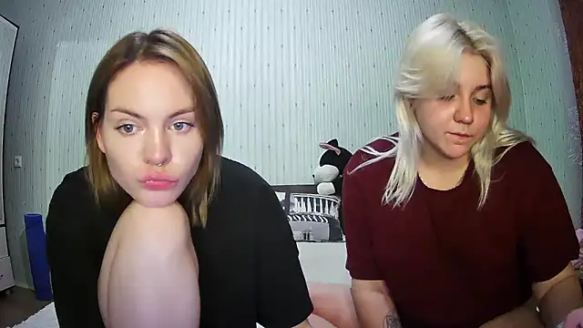 Snapshot of ChrisGirls chatting on March 2025 05:33:01 PM ChrisGirls online show from March 2025 05:33:01 PM