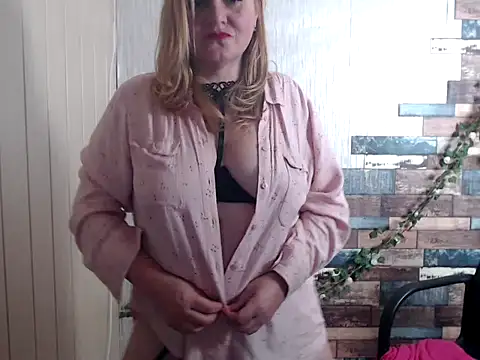 Snapshot of DaniellaKiss chatting on October 2025 06:59:01 PM DaniellaKiss online show from October 2025 06:59:01 PM