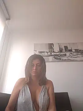 Latiinvenushot online show from November 2025 02:00:01 PM