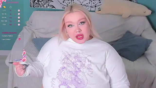 Snapshot of LilyBelll chatting on December 2024 04:39:01 PM LilyBelll online show from December 2024 04:39:01 PM