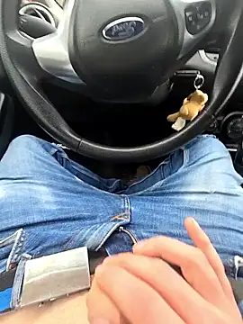 Titanhoott online show from December 2025 12:03:02 PM