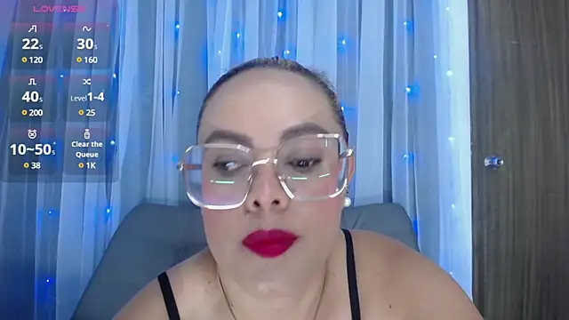 Snapshot of AdelyGinn chatting on December 2024 01:33:02 PM AdelyGinn online show from December 2024 01:33:02 PM
