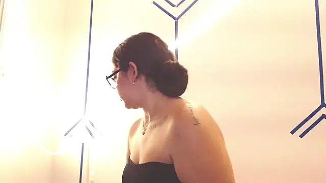 Snapshot of EsmeraldaSantoss chatting on December 2024 01:01:02 PM EsmeraldaSantoss online show from December 2024 01:01:02 PM