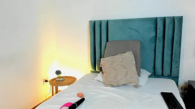 Snapshot of HollyHudsonn chatting on December 2024 11:54:02 AM HollyHudsonn online show from December 2024 11:54:02 AM