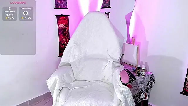 Snapshot of HollyHudsonn chatting on February 2025 07:03:01 PM HollyHudsonn online show from February 2025 07:03:01 PM