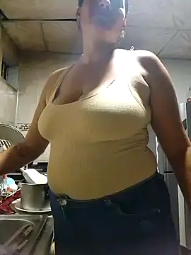 Snapshot of lupita_2023 chatting on January 2025 11:43:01 PM lupita 2023 online show from January 2025 11:43:01 PM