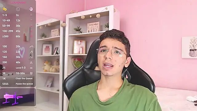 Snapshot of Ian_Castillo_ chatting on December 2024 02:22:01 PM Ian Castillo online show from December 2024 02:22:01 PM