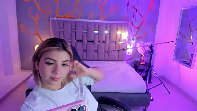 AlessiaDouce online show from November 2025 04:01:02 AM