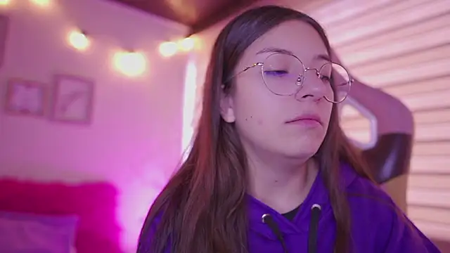 Snapshot of milly_kenner chatting on March 2026 08:01:01 PM milly kenner online show from March 2026 08:01:01 PM