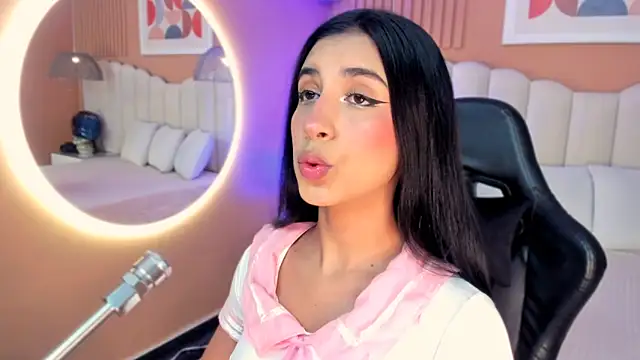 Snapshot of zia_cooper chatting on October 2025 07:15:01 PM zia cooper online show from October 2025 07:15:01 PM