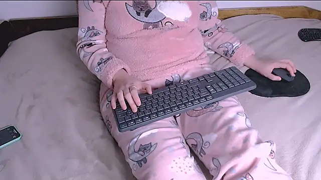 Snapshot of ChubbyMaia chatting on November 2025 06:24:01 AM ChubbyMaia online show from November 2025 06:24:01 AM