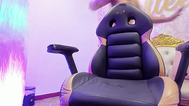 Snapshot of cute_mia23 chatting on February 2025 10:42:01 PM cute mia23 online show from February 2025 10:42:01 PM