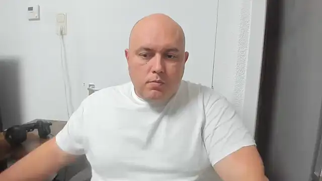 Snapshot of BigromeoXX chatting on December 2024 07:11:01 PM BigromeoXX online show from December 2024 07:11:01 PM