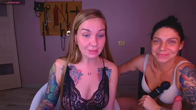 Carrie Moonshine online show from October 2025 02:00:02 AM