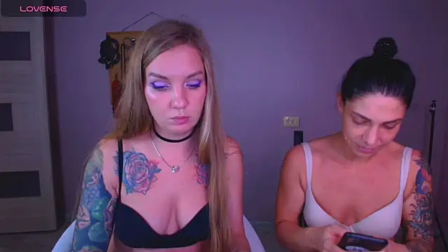 Carrie Moonshine online show from November 2025 07:37:01 PM