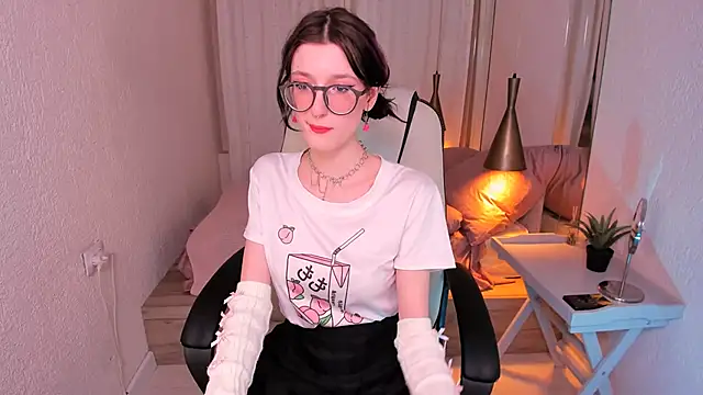 Snapshot of Lil_Melanie_ chatting on January 2025 02:12:02 PM Lil Melanie online show from January 2025 02:12:02 PM