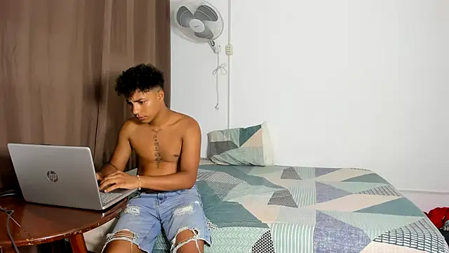 Snapshot of jonmaykolrose chatting on December 2024 10:45:01 PM jonmaykolrose online show from December 2024 10:45:01 PM