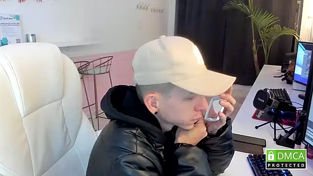 smallgiant27 online show from October 2025 01:14:01 AM