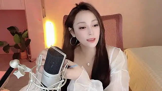 Daisy-77 online show from October 2025 06:28:01 PM