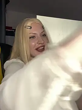 Snapshot of LolaBrattySweetie chatting on October 2025 09:13:01 PM LolaBrattySweetie online show from October 2025 09:13:01 PM