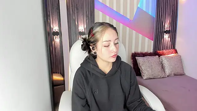 emily layton online show from October 2025 02:35:02 PM