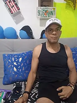 latinmartin73 online show from October 2025 10:51:02 PM