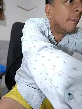 latinmartin73 online show from April 2026 11:58:01 PM