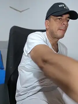 latinmartin73 online show from April 2026 12:39:01 AM