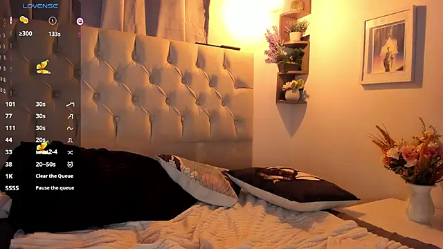 savagequeenbee7 online show from January 2025 05:44:02 PM