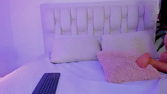 Snapshot of Mia_brunette26 chatting on December 2024 04:21:01 PM Mia brunette26 online show from December 2024 04:21:01 PM