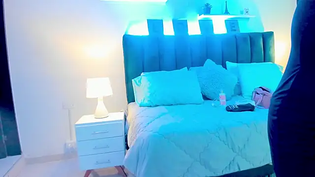 Snapshot of Mia_brunette26 chatting on January 2025 03:40:02 AM Mia brunette26 online show from January 2025 03:40:02 AM