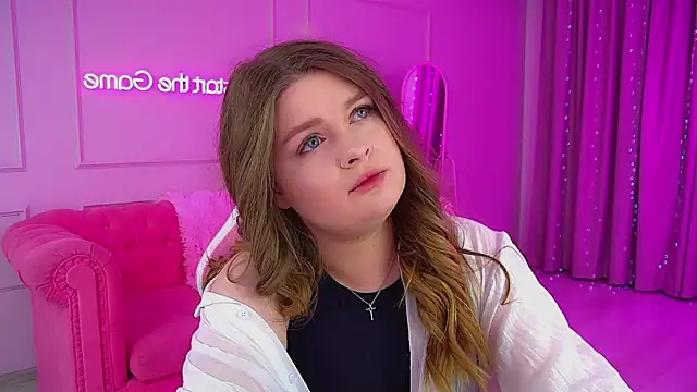 Snapshot of CrystalLyons chatting on October 2025 06:06:01 PM CrystalLyons online show from October 2025 06:06:01 PM