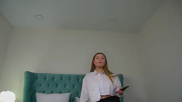 Snapshot of CrystalLyons chatting on October 2025 08:06:01 AM CrystalLyons online show from October 2025 08:06:01 AM