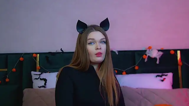 Snapshot of CrystalLyons chatting on October 2025 06:12:01 PM CrystalLyons online show from October 2025 06:12:01 PM