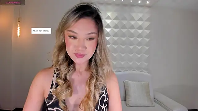 Snapshot of RebeccaHudson chatting on May 2026 10:54:02 AM RebeccaHudson online show from May 2026 10:54:02 AM