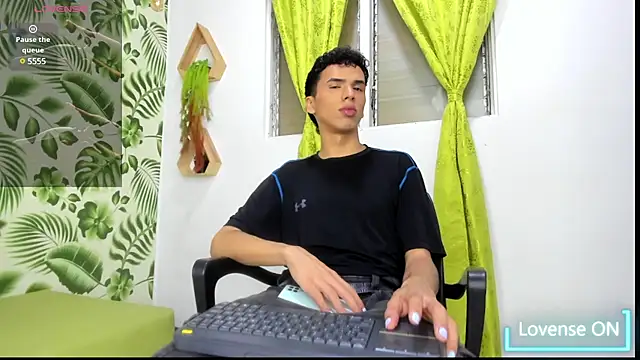 Snapshot of SEANTROYY chatting on February 2025 04:01:02 AM SEANTROYY online show from February 2025 04:01:02 AM