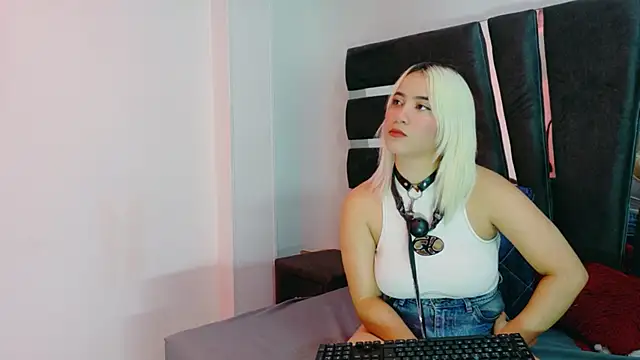 Snapshot of AliceandMax chatting on March 2026 01:52:01 PM AliceandMax online show from March 2026 01:52:01 PM