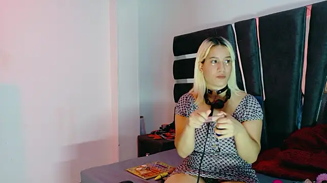 Snapshot of AliceandMax chatting on March 2026 01:50:02 PM AliceandMax online show from March 2026 01:50:02 PM