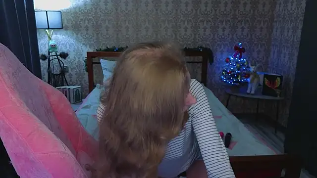 Lill Mary online show from December 2025 04:18:02 AM