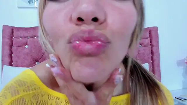 Snapshot of Mia_Malkovaa_ chatting on January 2025 01:22:01 PM Mia Malkovaa online show from January 2025 01:22:01 PM