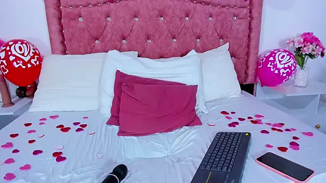 Snapshot of Mia_Malkovaa_ chatting on February 2025 07:23:01 PM Mia Malkovaa online show from February 2025 07:23:01 PM