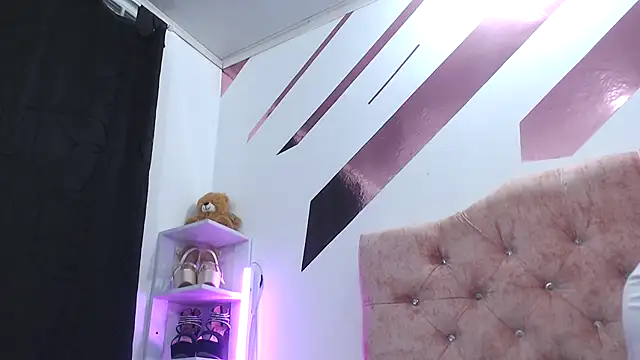 Kitten Hot  online show from October 2025 01:23:01 AM