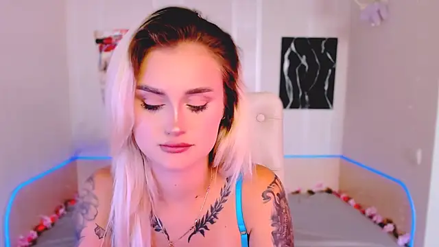 Snapshot of _Ravenaa chatting on September 2025 12:10:01 PM Ravenaa online show from September 2025 12:10:01 PM