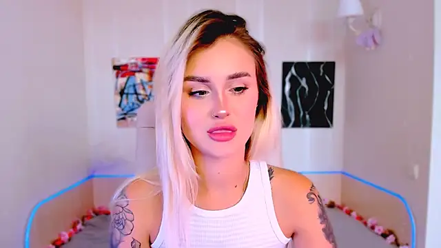 Snapshot of _Ravenaa chatting on October 2025 12:03:01 PM Ravenaa online show from October 2025 12:03:01 PM