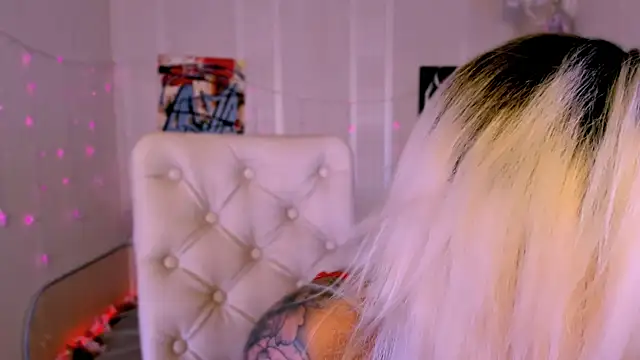 Snapshot of _Ravenaa chatting on October 2025 09:30:02 AM Ravenaa online show from October 2025 09:30:02 AM