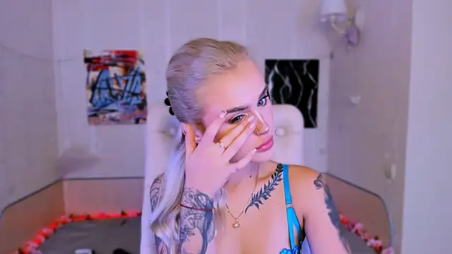 Snapshot of _Ravenaa chatting on November 2025 08:01:02 AM Ravenaa online show from November 2025 08:01:02 AM