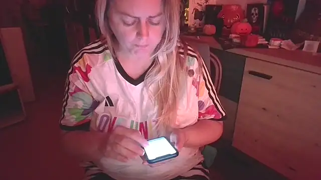 Snapshot of Meliss_Official9 chatting on October 2025 08:20:02 PM Meliss Official9 online show from October 2025 08:20:02 PM